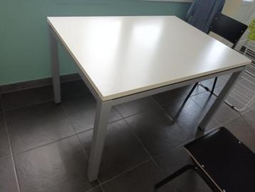 Te Koop: Keukentafel beschikbaar voor biedingen