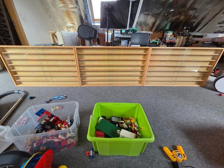 3 vitrinekasten Kibri 104x61cm 7lagen met glazen schuifdeure, Hobby en Vrije tijd, Modeltreinen | H0, Zo goed als nieuw, Overige typen