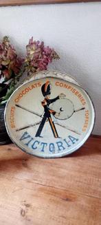 Oude grote Victoria chocoladedoos en metaal, Ophalen of Verzenden, Gebruikt, Verpakking