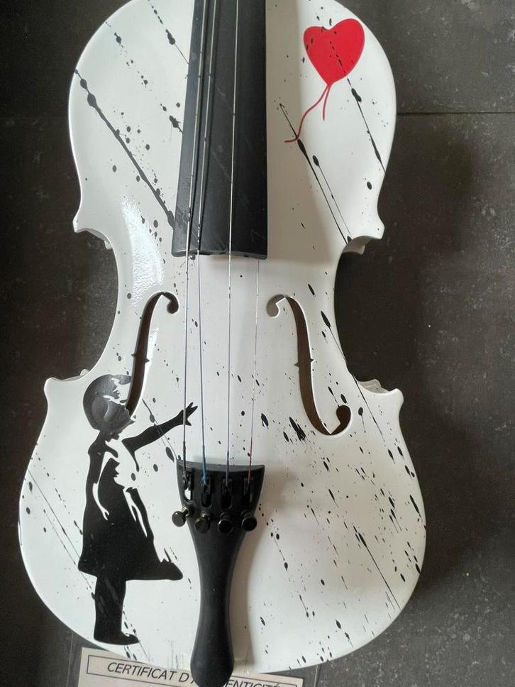 Banksy - Viool - Genummerd met certificaat, Antiquités & Art, Antiquités | Outils & Instruments, Enlèvement ou Envoi