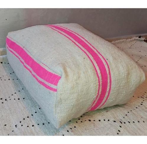 Vintage neon pink poef, berber zitkussen, kelim vloerkussen, Maison & Meubles, Canapés | Repose-pieds & Poufs, Comme neuf, Enlèvement ou Envoi