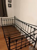 Bedframe van zwart metaal, Huis en Inrichting, Slaapkamer | Bedden, Cadre de lit en très bon état, peut servir de canapé, 90 cm