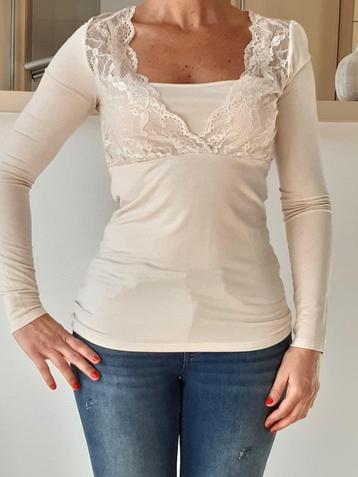 Mooie lichtroze blouse met kant