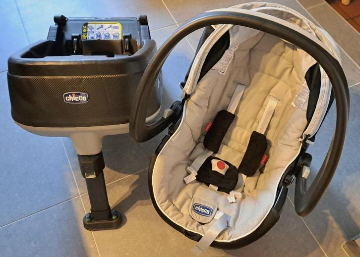 Maxi Cosy Chicco + base Isofix + 1 base supplémentaire, Enfants & Bébés, Sièges auto, Utilisé, Chicco, 0 à 13 kg, Isofix, Protection latérale