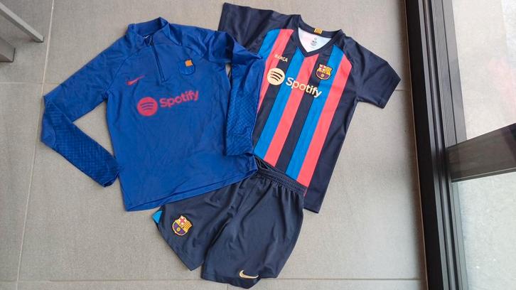 Set van voetbalshirt, broekje en sweater, Kinderen en Baby's, Kinderkleding | Maat 152, Ophalen of Verzenden