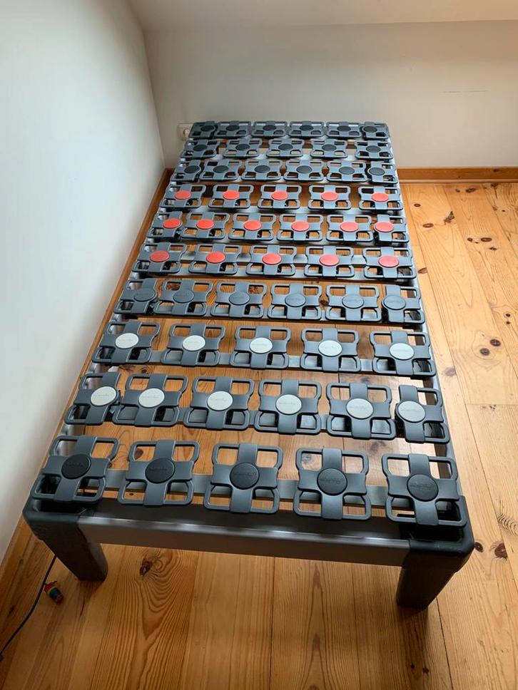 Zeer degelijk bed met schotelbodem van Tempur, Huis en Inrichting, Slaapkamer | Bedden, Zo goed als nieuw, Eenpersoons, 90 cm