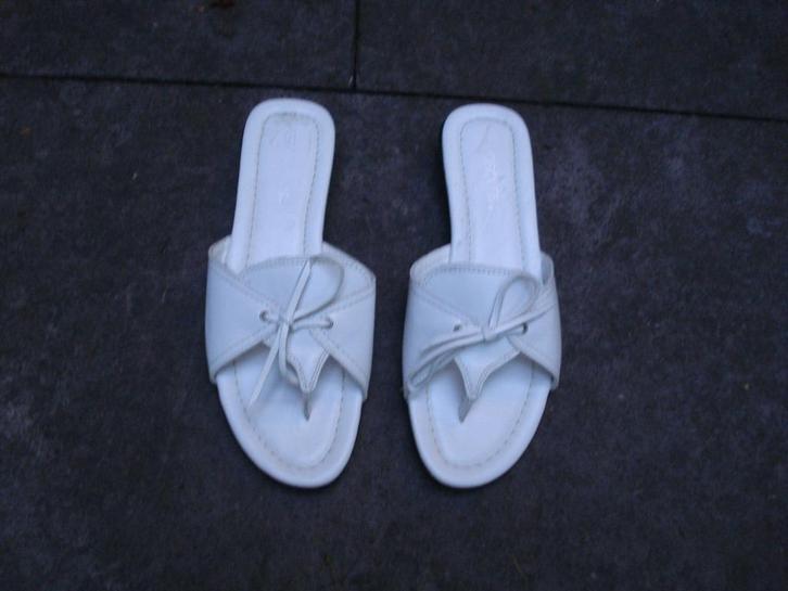 Gratis verzenden nieuwe witte leren Aerosoles slippers 36,5, Kleding | Dames, Schoenen, Nieuw, Sandalen of Muiltjes, Wit, Verzenden