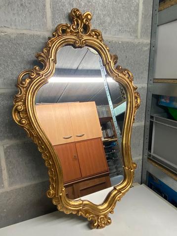Antieken spiegel beschikbaar voor biedingen