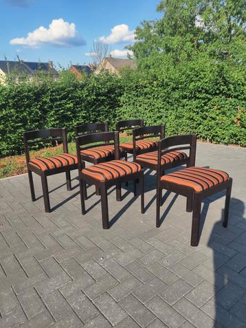 Vintage eetkamerstoelen  beschikbaar voor biedingen