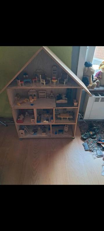 Antiek poppenhuis  beschikbaar voor biedingen