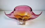 Roze glazen schaal met een tintje geel., Schaal, Ophalen of Verzenden, Ovaal, Glas