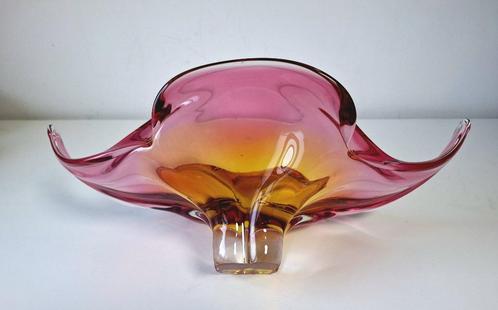 Roze glazen schaal met een tintje geel., Huis en Inrichting, Woonaccessoires | Schalen en Manden, Zo goed als nieuw, Schaal, Ovaal