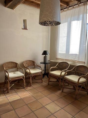 4 rotan stoelen 40€ + 2 stoelen met tafeltje 30€ (alles 65€) beschikbaar voor biedingen