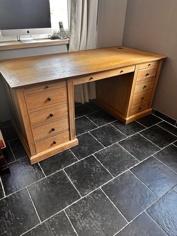 Klassieke bureau beschikbaar voor biedingen
