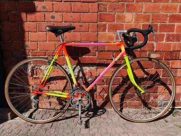 Kleurrijke retro koersfiets met Shimano 600 arabesque!! beschikbaar voor biedingen