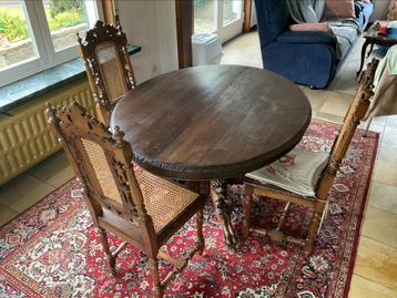 Antieke tafel en stoelen. beschikbaar voor biedingen
