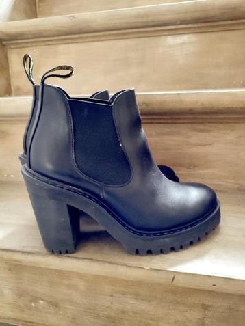 DR MARTENS HURSTON LEATHER HEELED CHELSEA BOOTS