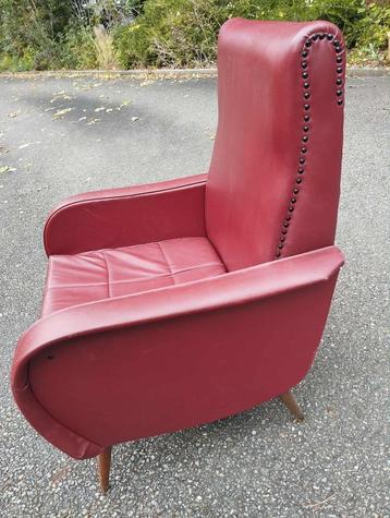 Bourgondische vintage fauteuil beschikbaar voor biedingen