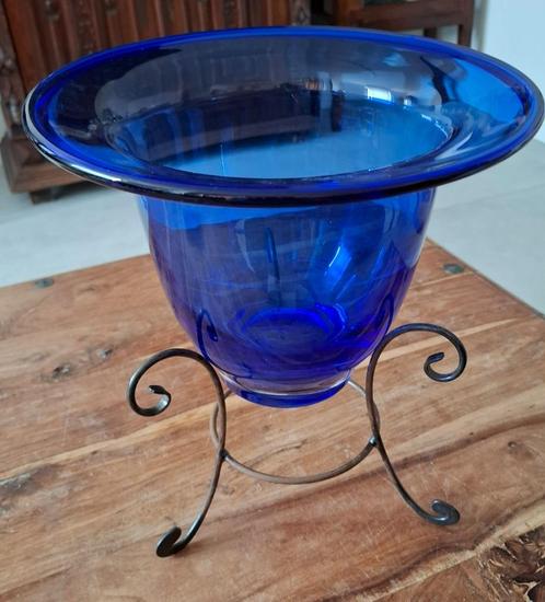 Blauwe vaas op metalen frame, Huis en Inrichting, Woonaccessoires | Vazen, Gebruikt, Blauw, Minder dan 50 cm, Glas, Ophalen of Verzenden