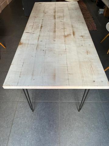 Table a manger en bois beschikbaar voor biedingen