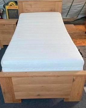 Eiken bed ( elektrisch)/nachtkastje/matras beschikbaar voor biedingen