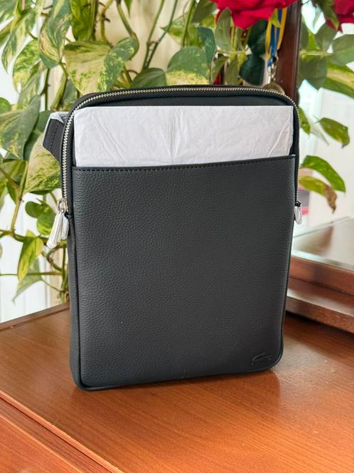 Lacoste - Sacoche - Noire, Handtassen en Accessoires, Tassen | Schoudertassen, Nieuw, Overige merken, Zwart, Ophalen of Verzenden