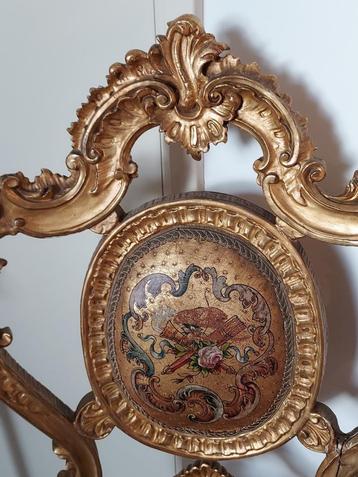 2 antieke kasteelstoelen--dun leer met schilderingen putti's beschikbaar voor biedingen