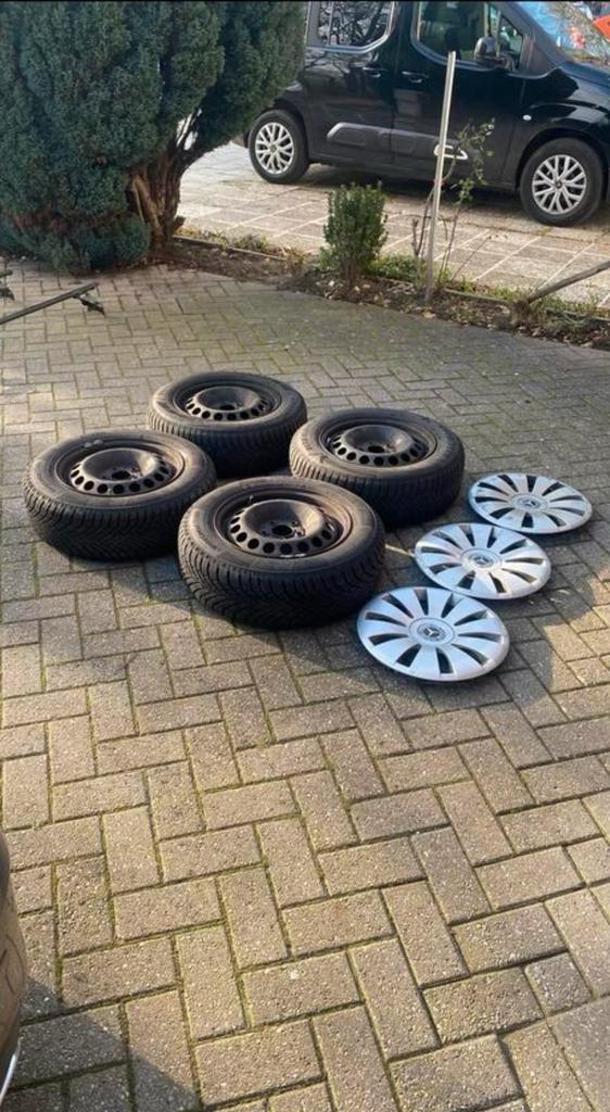WINTERBANDEN OP 15 INCH ORIGINELE MERCEDES A-B-CLA VELGEN, Auto-onderdelen, Banden en Velgen, Band(en), Winterbanden, 15 inch