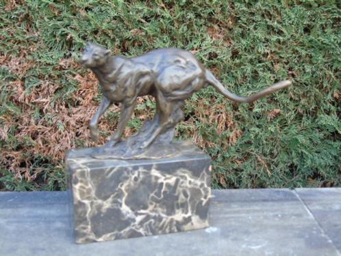 bronzen beeld van een cheetah gesigneerd op marmer..., Antiek en Kunst, Antiek | Brons en Koper, Brons, Ophalen