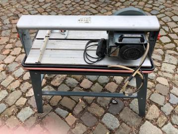 tegelsnijder met  tafel en waterkoeling beschikbaar voor biedingen