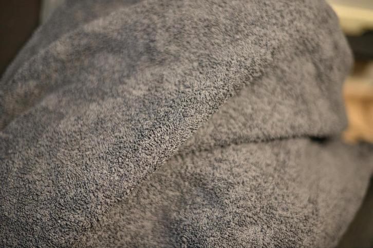 Handdoek/badlaken, Huis en Inrichting, Badkamer | Badtextiel en Accessoires, Nieuw, Handdoek, Grijs, Ophalen