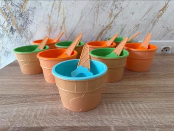 Leuke set ijsbekers met lepeltjes beschikbaar voor biedingen