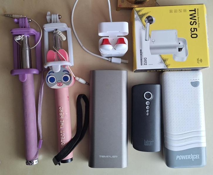 Lot 3 pouwer banken, Bluetooth oordopjes enz in 1 koop, Telecommunicatie, Mobiele telefoons | Telefoon-opladers, Ophalen of Verzenden