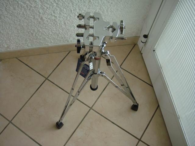 Pied / Support pour 3 bras. Marque: "Stagg HPD-1000"., Musique & Instruments, Pieds, Neuf, Pied, Envoi