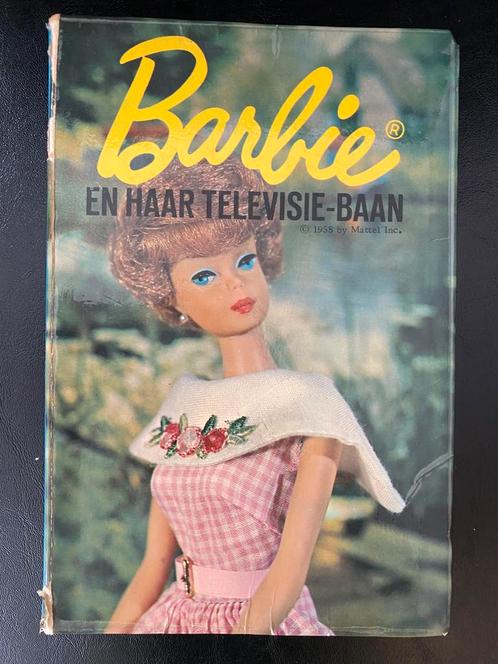 🍄 Vintage boek 1966. Barbie en haar televisie-baan., Verzamelen, Poppen, Zo goed als nieuw, Ophalen of Verzenden