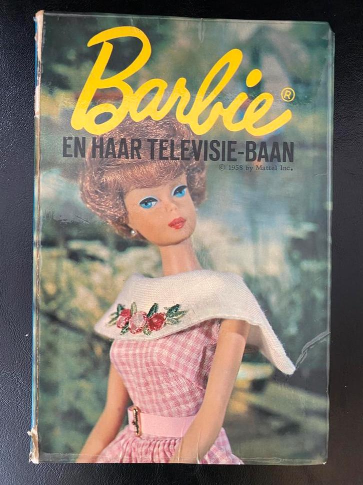 🍄 Vintage boek 1966. Barbie en haar televisie-baan., Verzamelen, Poppen, Zo goed als nieuw, Ophalen of Verzenden