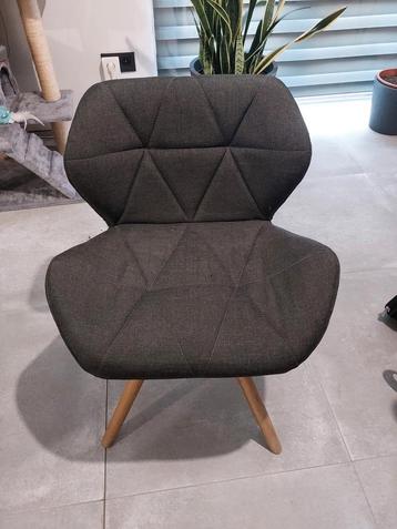 Donkergrijze 1zit met houten poten. beschikbaar voor biedingen