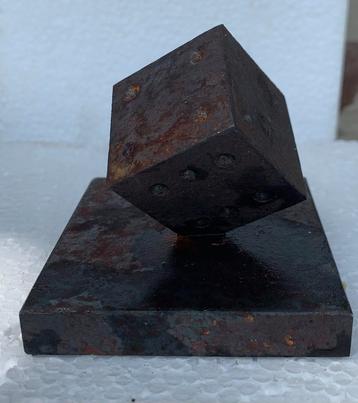 Decoratief metalen teerling op metalen grondvlak ( 5-7 cm ) beschikbaar voor biedingen
