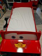 Cars peuterbed (+matras) en nachttafel, Kinderen en Baby's, Ophalen, 70 tot 85 cm, Zo goed als nieuw, Minder dan 140 cm