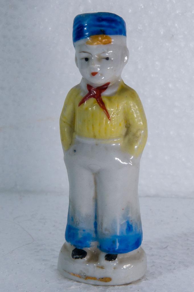 Figurine en porcelaine jeune garçon années 1960, Antiek en Kunst, Antiek | Porselein, Ophalen of Verzenden
