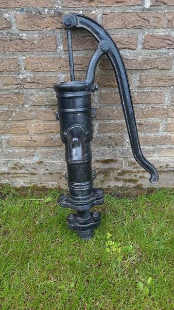 Antieke waterpomp beschikbaar voor biedingen
