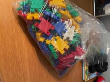 +/- 100 stuks clics (bouwstenen, wielen en stokjes beschikbaar voor biedingen