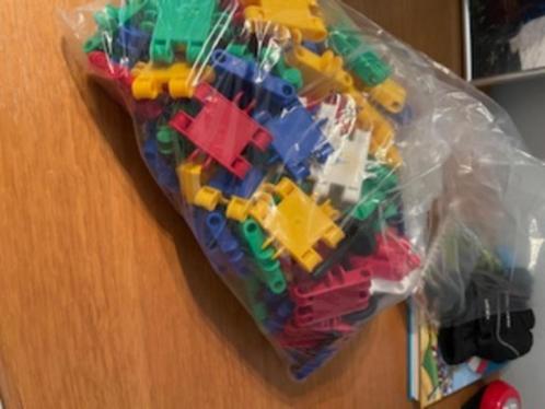 +/- 100 stuks clics (bouwstenen, wielen en stokjes, Kinderen en Baby's, Speelgoed | Bouwstenen, Zo goed als nieuw, Overige merken