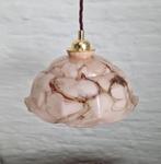 Lampe suspendue en opaline marbrée antique soufflée à la mai, Antiquités & Art, Enlèvement ou Envoi