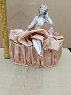 Porseleinen beeldje met stof, Antiek en Kunst, Ophalen of Verzenden