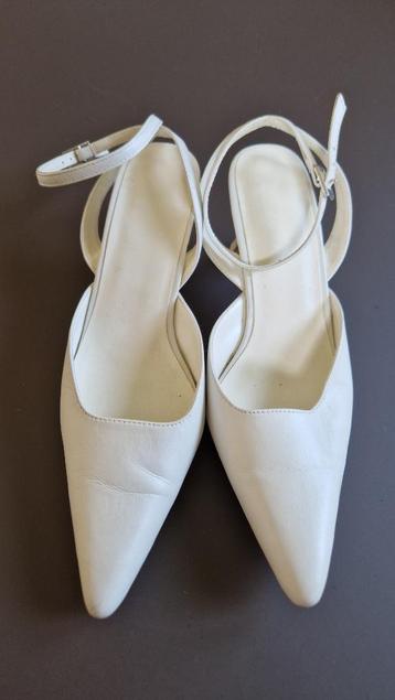 Zeer stijlvolle gebroken witte schoenen beschikbaar voor biedingen