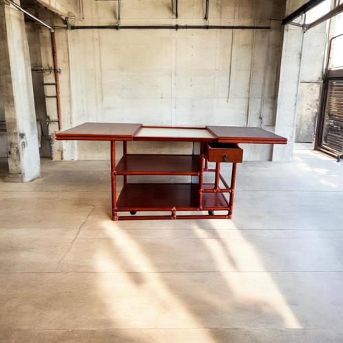 Vintage koraalrode sidetable Lyda Levi voor McGuire, Antiek en Kunst, Antiek | Meubels | Tafels, Ophalen of Verzenden