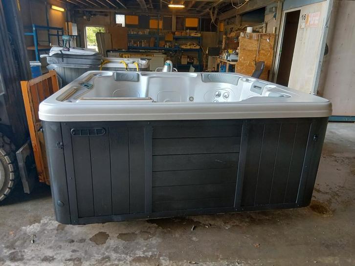 Javuzzi. Gratis geleverd geplastst, Tuin en Terras, Zwembad-toebehoren, Zo goed als nieuw, Ophalen of Verzenden