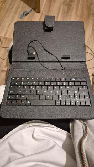 Housse grise pour tablette ( 22cm longueur,14cm hauteur) beschikbaar voor biedingen