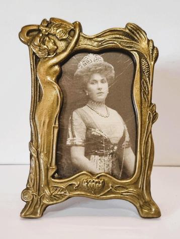 Art-Deco fotokader met dame in frame. beschikbaar voor biedingen